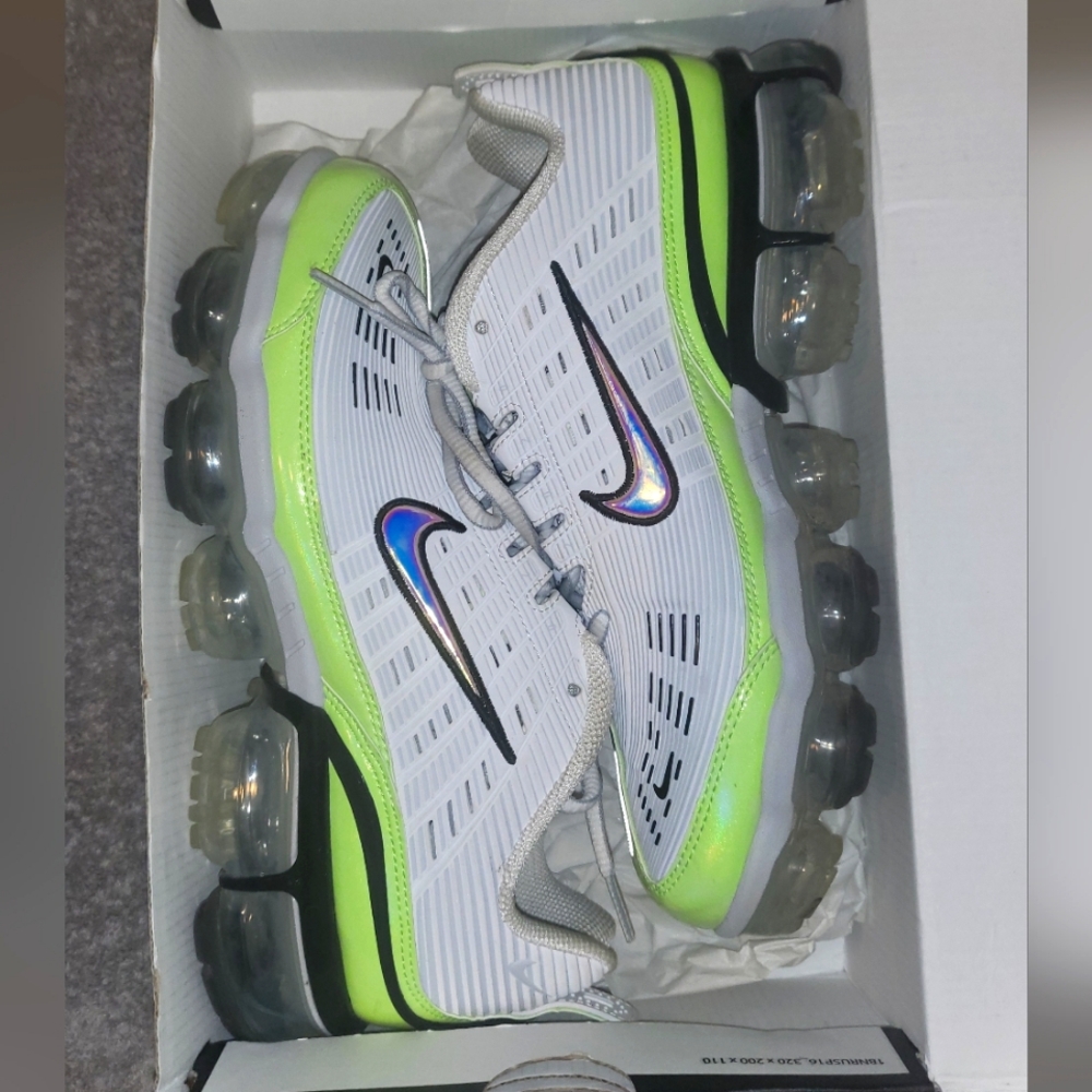Tennis shoes